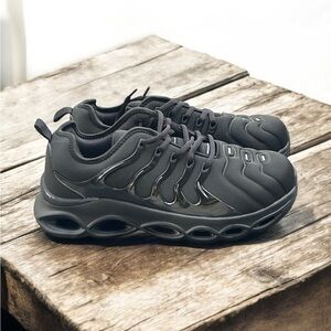 Larnmern Work Men's Black Lace Up Steel Toe Sneakers.